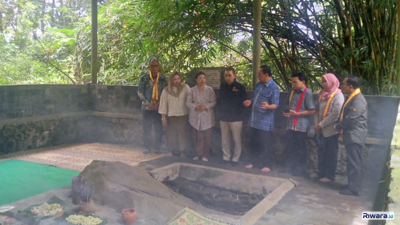 Menteri Kebudayaan Fadli Zon mengunjungi Watu Gilang di kawasan Alas Krendowahono, situs yang secara lokal dikaitkan dengan jejak sejarah Pangeran Diponegoro dalam perlawanan terhadap kolonialisme.